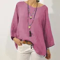 Primo piano di una camicetta in cotone e lino rosa con scollo tondo e maniche raglan - Rosso rosa