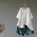 Witte katoenen linnen blouse met onregelmatige zoom en denim shorts op grijze muur - S / Tops / Wit