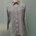 Chemise ample à carreaux noirs et blancs pour femmes avec poche et col à revers. - M / Hauts / Noir