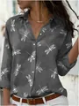Primer plano de una camisa gris para mujer con estampado de libélulas y botones - 3XL / Tops / Estampado de Libélula Gris Oscuro