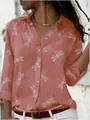 Detalle de la camisa rosa con estampado de libélulas blancas y cuello de solapa - 3XL / Tops / Estampado de Libélulas Rosa Coral