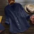 Détail d'une chemise décontractée en lin bleu marine avec des boutons blancs élégants - 4XL / Hauts / Bleu marine