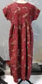 Detalle de un vestido rojo de algodón y lino con estampado floral, cuello redondo y holgado - S / Tops / Flor Roja