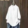 Detalle de blusa blanca con cuello mao, abotonadura sencilla y un ajuste holgado - S / Tops / Blanco