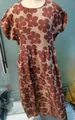 Detaillierte Ansicht des floralen Vintage-Prints und der Stoffstruktur auf einem Leinenkleid - S / Oberteil Und Unterteil / Kaffee Blume