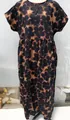 Vista detallada del estampado floral oscuro y la cintura suelta de este vestido de lino. - S / Bottoms / Floral Azul Marino