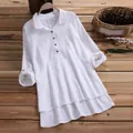 Détail d'une chemise en coton et lin blanc avec ourlet superposé sur table en bois - M / Hauts / Blanc