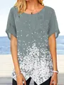 Vista detallada de la camiseta gris de mujer con estampado floral y un dobladillo abierto - S / Tops / Gris