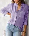 Primo piano di camicia a righe viola da donna con taschino sul petto e bottoni bianchi. - Taglia S / Top / Viola