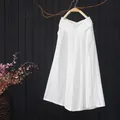 Witte katoenen linnen broek met wijde pijpen hangend aan een wand van donker hout - M / Bottoms / Wit