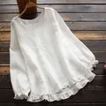 Vista detallada de blusa blanca de algodón y lino con elegantes volantes en dobladillo. - Blanco