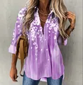 Dettaglio di una camicia viola a maniche lunghe con fiori e bottoni sul davanti - Taglia S / Top / Viola