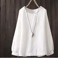 Détail d'une blouse blanche en lin à manches longues avec un design classique à col rond. - S / Hauts / Blanc