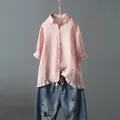 Detailansicht eines rosa Leinenhemds mit Rüschensaum und einreihigem Design für Damen - Rosa