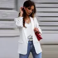 Elegante witte damesblazer met lange mouwen, gecombineerd met kanten top en jeans - S / Tops / Wit