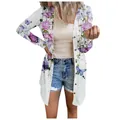 Vista dettagliata del tessuto del cardigan lungo con vivaci fiori viola e motivi a farfalla - Taglia S / Top / Stampa Fiori e Farfalle Viola