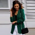 Gedetailleerde weergave van groene getailleerde damesblazer in professionele OL-stijl - S / Tops / Groen