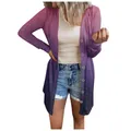 Vista dettagliata del cardigan lungo viola sfumato da donna con bottoni frontali. - Taglia S / Top / gradiente rosa-viola