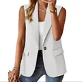 Gedetailleerde weergave van een stijlvolle witte mouwloze blazer met één knoopsluiting - S / Tops / Wit