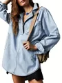 Dettaglio dello scollo a V e del morbido tessuto denim su questa camicia casual a maniche lunghe - Taglia S / Top / Azzurro