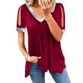 Detail eines burgunderroten V-Ausschnitt-T-Shirts mit Pailletten und Cut-Out-Design - S / Oberteile / Rot