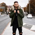 Λεπτομέρεια ανδρικού χειμερινού πάρκα σε λαδί χρώμα με μεγάλο γούνινο γιακά. - S / Tops / Πράσινο του Στρατού