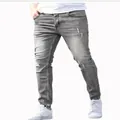 Vue détaillée du jean en denim gris stretch et déchiré pour hommes à coupe ajustée - S(28) / Gris