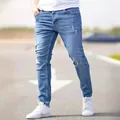 Vue détaillée d'un jean en denim bleu clair ajusté et déchiré pour homme à l'extérieur - S(28) / Bleu foncé