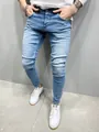 Detailweergave van lichtblauwe stretch skinny jeans voor heren met witte sneakers - S / Bottoms / Lichtblauwe Stijl (NK362)
