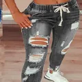 Detalle de vaqueros grises rotos para mujer con cordón en la cintura y acabado desgastado. - S / Bottoms / Gris