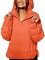 Détail de la doudoune matelassée orange vif pour femme avec capuche et col à boutons - Orange