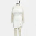 Detailansicht des eleganten weißen schulterfreien Kleides mit Federbesatz und Seitenschlitz - XS / Ober- und Unterteil (38175) / Weiß