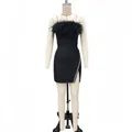 Elegantes schwarzes Cocktailkleid mit Federn und Strass-Seitenschlitz auf Schaufensterpuppe - S / Ober- und Unterteil (38175) / Schwarz