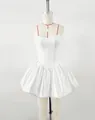 Vista dettagliata di un mini abito a corsetto bianco a sbuffo su un manichino - XL / Bianco