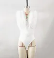 Detailansicht eines eleganten weißen V-Ausschnitt Bodysuits mit voluminösen Tüllrüschen - S / Oberteil Und Unterteil / Weiß