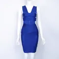 Elegante abito fasciante bodycon blu reale con scollo a V e ritagli in vita su manichino - Blu zaffiro