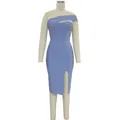Detailansicht eines hellblauen, eleganten, eng anliegenden elastischen Bandagekleids mit Schlitz - S / Oberteil Und Unterteil / Hellblau