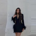 Detail eines schwarzen Blazer-Kleids mit luxuriösem Straußenfeder-Besatz an Ärmeln - XS / Oberteil Und Unterteil / Schwarz