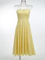 Detalle de un vestido midi palabra de honor amarillo pálido con corpiño fruncido en maniquí. - XS / Top Y Pantalón / Amarillo