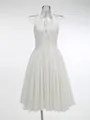 Vista detallada de un vestido midi blanco tipo halter con elegante falda plisada - XS / Blanco