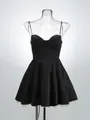 Elegante vestido de tirantes en satén negro con encaje blanco y falda de malla acampanada. - XS / Tops / Negro