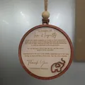 Détail d'un pendentif en bois avec texte d'amitié gravé et charm d'éléphant ajouré. - Plaque Ronde avec Pièce Éléphant