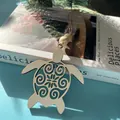 Vue détaillée d'une décoration de tortue marine en bois découpée au laser pour cadeau - Tortue de Longévité