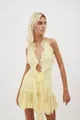 Primer plano de un vestido halter amarillo con volantes elegantes y flores en tres dimensiones - XS / Amarillo