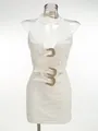 Detalle de vestido halter blanco con diseño sexy de aberturas y hebillas de strass. - XS / Tops / Blanco