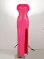Detailansicht eines pinkfarbenen Pailletten-Maxikleides mit Federn und Beinschlitz. - XS / Fuchsia