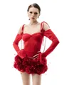 Vista detallada de un conjunto rojo de dos piezas con minifalda de flores 3D y top tubo - XS / Top Y Pantalón / Rojo