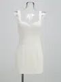 Close-up van een elegante witte mini-jurk met parels voor feestjes en chique avondevenementen - XS / Boven- En Onderstuk / Wit