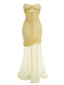 Vista detallada del vestido corsé amarillo sin tirantes con volantes de malla y flor 3D. - XS / Tops / Amarillo
