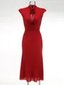 Detalle de un elegante vestido de noche rojo con pedrería, flores 3D y diseño calado - XS / Tops / Rojo